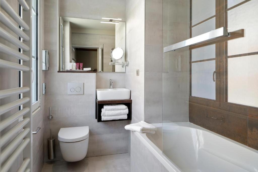 Brit Hotel Privilege Lisieux - La Villa Des Arts Ngoại thất bức ảnh