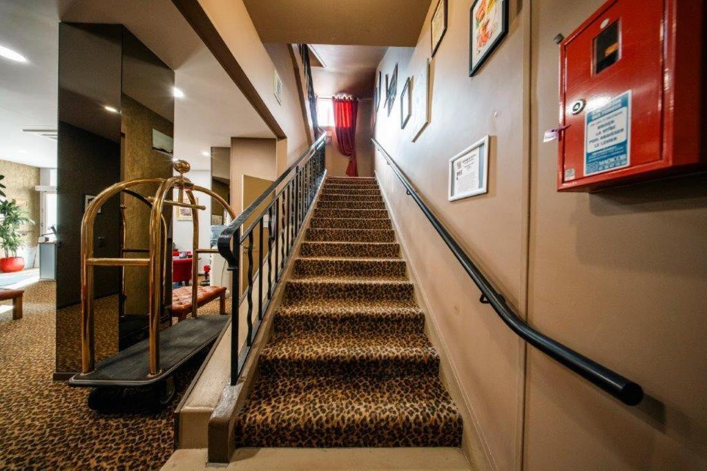 Brit Hotel Privilege Lisieux - La Villa Des Arts Ngoại thất bức ảnh
