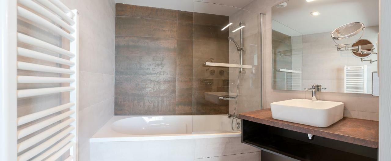 Brit Hotel Privilege Lisieux - La Villa Des Arts Ngoại thất bức ảnh
